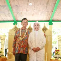 Usia senja bukan lah penghalang bagi sepasang insan manusia untuk bersatu dalam ikatan pernikahan. Seperti Ajip Rosidi dan Nani Wijaya yang baru saja resmi menjadi suami-istri meskipun keduanya sudah lanjut usia. (Adrian Putra/Bintang.com)