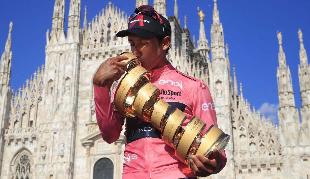 Pembalap Ineos Grenadiers, Egan Bernal, sukses dalam perhelatan Giro d’Italia tahun ini. Ia sukses mengantongi poin tertinggi di Geneal Classification (GC) dan membuatnya menjadi Si Maglia Rosa Giro d’Italia. (Foto: AFP/Luca Bettini)