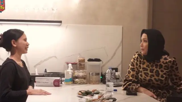 Maia Estianty bersama asistennya