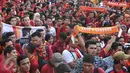 Penggemar dari tim sepakbola AS Roma membentangkang atribut saat menyambut kedatangan skuad AS Roma di Hotel Shangri La, Jakarta, Jumat (24/7/2015). (Liputan6.com/Herman Zakharia)