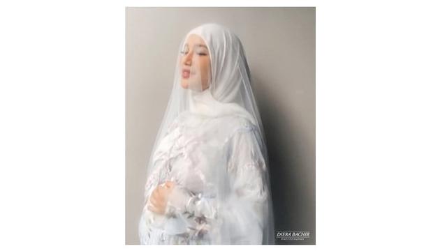 6 Potret Chacha Frederica Jalani Maternity Shoot di Rumah, Memukau