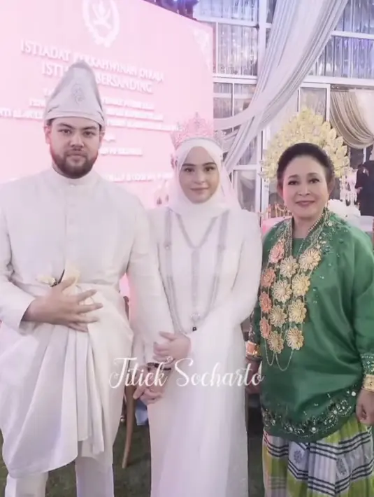 Gaya Titiek Soeharto Saat Hadir di Pernikahan Putri Kerajaan Pahang Malaysia. [@titieksoeharto]
