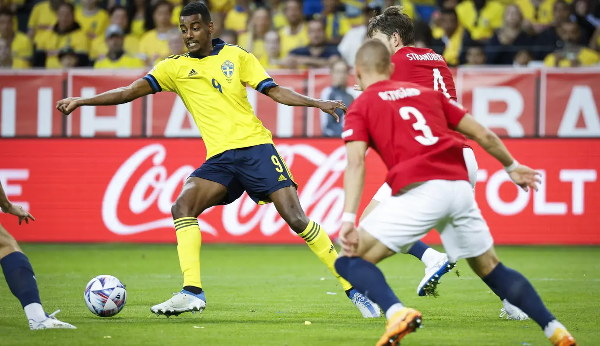 <p>Penyerang Swedia, Alexander Isak berusaha mengontrol bola saat bertanding melawan Norwegia pada pertandingan kedua Grup B4 UEFA Nations League di Stadion Friends Arena, Stockholm, Senin (6/6/2022). Norwegia menang atas Swedia 2-1. (Christine Olsson/TT News Agency via AP )</p>