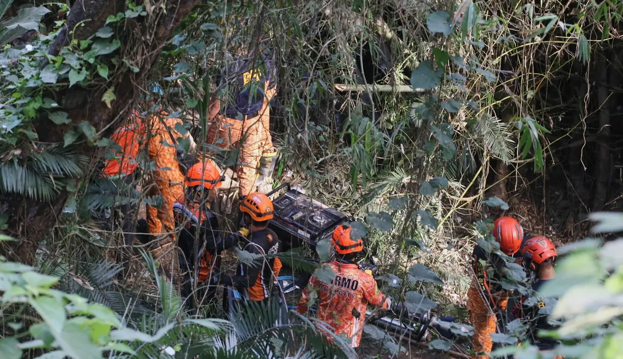 Upaya pencarian dan penyelamatan terus dilakukan untuk mencari keberadaan korban yang dikhawatirkan tertimbun di bawah runtuhan gunungan sampah. Tampak dalam foto, tim pencari dan penyelamat melakukan operasi pencarian dan penyelamatan korban setelah tumpukan sampah besar runtuh di fasilitas pemilahan sampah di Binaliw, Kota Cebu, Filipina, Jumat 9 Januari 2026. (AP Photo/Jacqueline Hernandez)