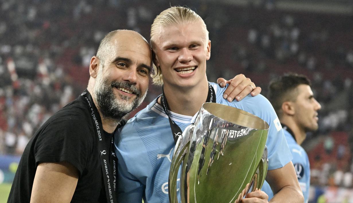 Pelatih Manchester City,  Pep Guardiola, merangkul Erling Haaland saat perayaan juara UEFA Super Cup 2023 di Stadion Georgios Karaiskakis, Kamis (17/8/2023). Laga Piala Super Eropa kali ini berakhir imbang 1-1 dalam 90 menit, Man City menang 5-4 di babak adu penalti. (AFP/Spyros Bakalis)