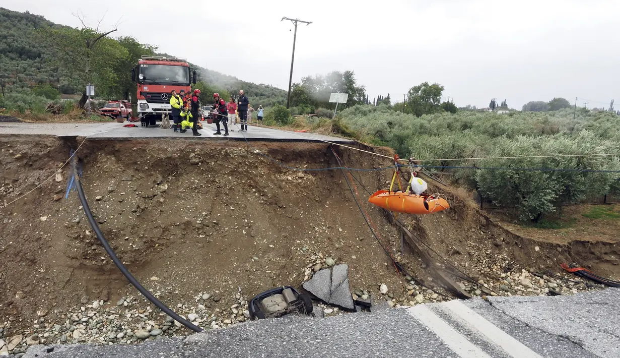 Banjir bandang di sebuah perkemahan di barat laut Turki dekat perbatasan dengan Bulgaria menewaskan sedikitnya lima orang - dengan tiga orang ditemukan tewas pada hari Rabu. (AP Photo/Thodoris Nikolaou)