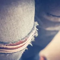 Cara memadupadankan jeans lama dengan gaya yang baru.