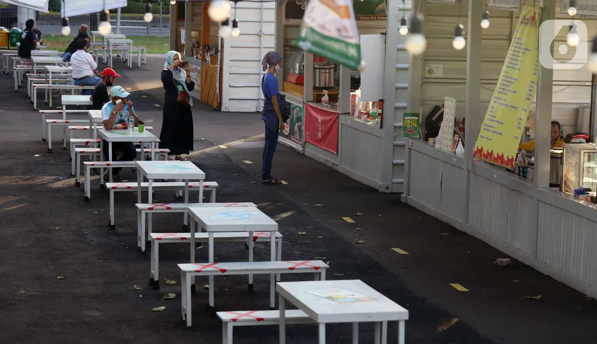 Suasana saat hari pertama pembukaan kembali pusat kuliner Thamrin 10, Jakarta, Selasa (16/6/2020). Pemprov DKI Jakarta pada minggu ketiga penerapan PSBB transisi membuka kembali operasional 80 pusat perbelanjaan dengan menerapkan standar protokol kesehatan. (Liputan6.com/Angga Yuniar)