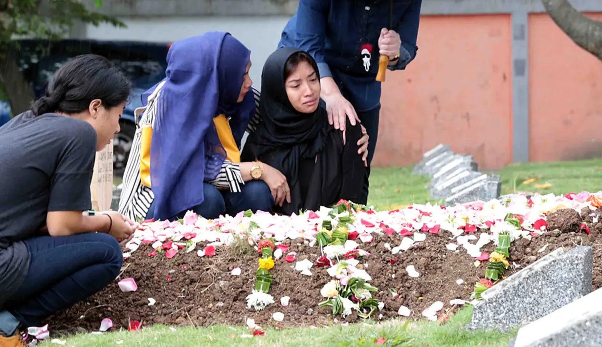 Ocha istri Oon tak kuasa menahan air matanya ketika kembali ke pemakaman. Air mata kembali tumpah saat berada disamping makam suami yang telah memberinya dua anak itu. (Deki Prayoga/Bintang.com)