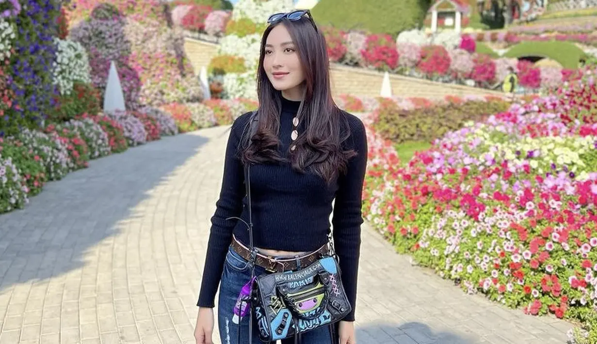Perempuan kelahiran 1998 tampil casual dengan atasan long slevee yang pas di tubuhnya, pakaian hitam ini dari brand Bershka seharga Rp400 ribuan. Dipadukan celana denim dan sling bag warna serupa dengan atasannya. @natashawilona12