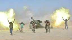 Pasukan Khusus Irak menembakan senjata artileri saat pertempuran dengan pasukan ISIS di selatan Mosul, Irak, Sabtu (29/10). Pasukan Khusus Irak terus menggempur ISIS yang menguasai kota Mosul. (REUTERS)