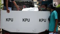 Petugas mendistribusikan logistik kotak suara Pilkada Depok 2020 di sejumlah RW Kecamatan Beji, Depok, Jawa Barat, Selasa (8/12/2020). Total, ada 4.049 kotak suara yang sedang didistribusikan ke TPS setempat dan di dalamnya terdapat 1.262.051 lembar surat suara. (Liputan6.com/Immanuel Antonius)