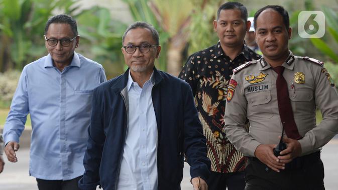 Ketua Umum PAN Zulkifli Hasan (kedua kiri) saat tiba di Gedung KPK, Jakarta, Jumat (14/2/2020). Zulkifli Hasan hanya melambaikan tangan dan langsung masuk ke lobi Gedung KPK tanpa berbicara apapun. (merdeka.com/Dwi Narwoko)