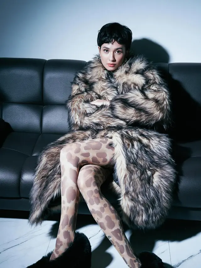 Potret Manglingi Mikha Tambayong dengan Rambut Pixie Cut, Tampil Stunning dengan Coat Berbulu