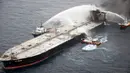 Kapal pemadam kebakaran menjinakkan api yang membakar kapal tanker minyak MT New Diamond di laut lepas pantai timur Sri Lanka, 8 September 2020. Angkatan Laut Sri Lanka mengatakan api yang kembali menyala pada 7 September 2020 telah berhasil dikendalikan. (Xinhua/Media Angkatan Udara Sri Lanka)