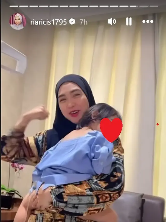 Ria Ricis Menjaga Moana di Rumah Sakit