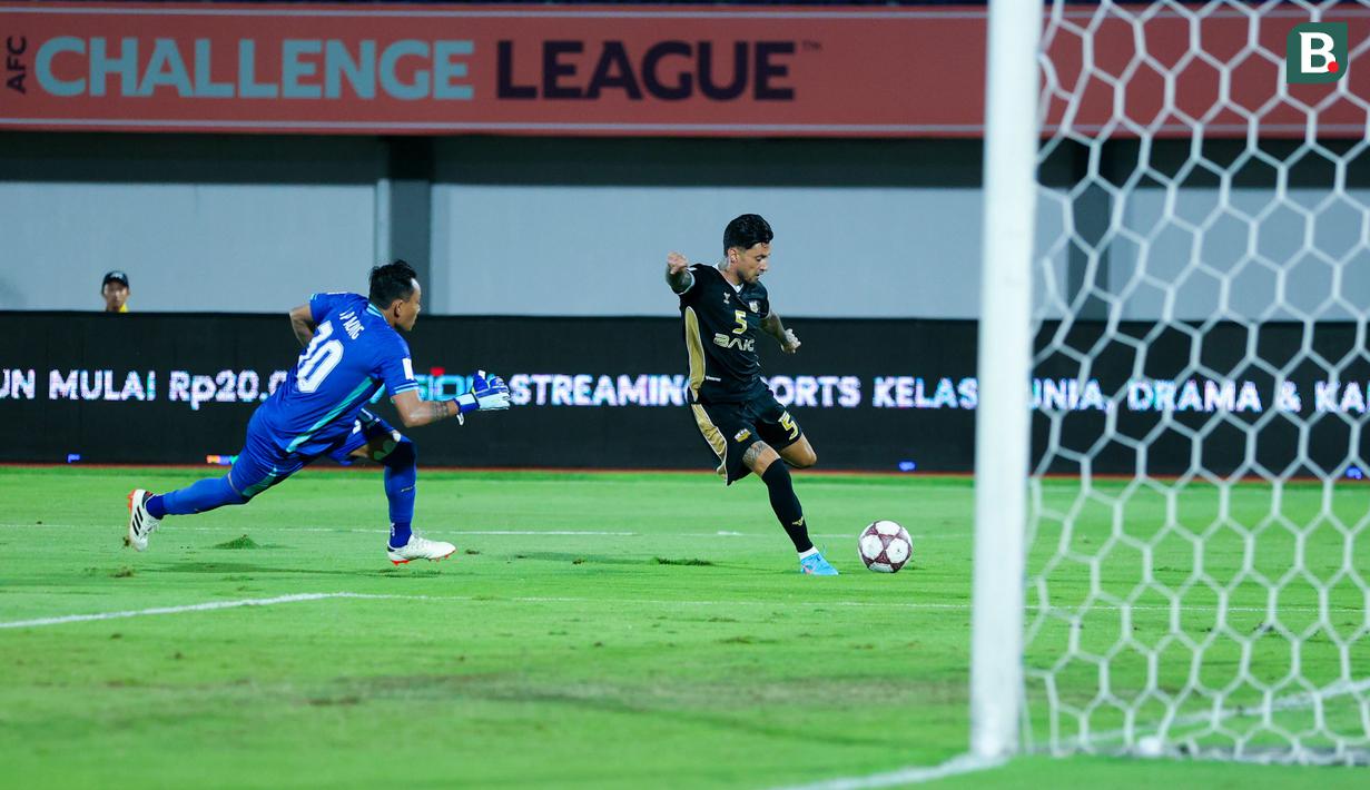 Pemain Dewa United, Stefano Lilipaly, berusaha mencetak gol ke gawang Shan United pada matchday ketiga Grup E AFC Challange League 2025-2026 di Stadion Indomilk Arena, Tangerang, Sabtu (01/11/2025) malam WIB. (Bola.com/M Iqbal Ichsan)