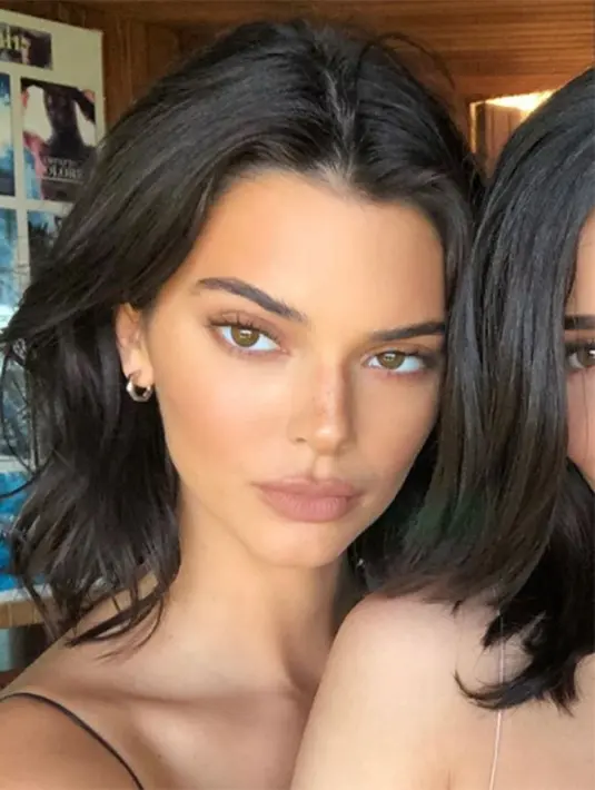 "Aku benar-benar jahat pada Kylie. Itu karena aku merasa sangat kesepian," aku Kendall Jenner. (instagram/kendalljenner)