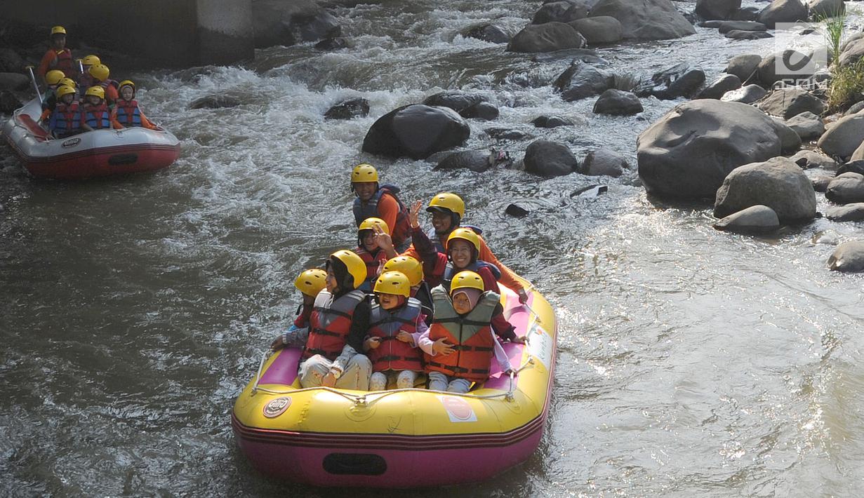FOTO: Keceriaan Anak-Anak Bermain Rafting di Katulampa - Foto Liputan6.com