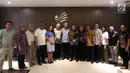 Menteri Sosial Agus Gumiwang Kartasasmita (tengah) foto bersama jajaran Emtek Group saat menerima kunjungan di Kementerian Sosial, Jakarta, Selasa (18/12). Kunjungan tersebut membahas kerja sama di sektor media. (Liputan6.com/JohanTallo)