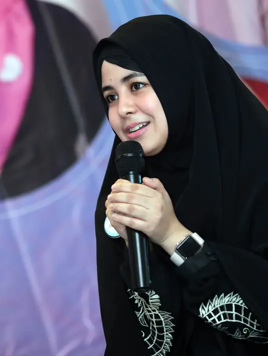 "Kemarin aku abis ketemu (Indadari) di Cibubur. Kita sahabatan udah lama. teh Inda cerita, saya juga cerita ke teh Inda," ungkap Risty Tagor saat ditemui di kawasan Gatot Subroto, Jakarta Selatan, Selasa (22/8/2017). (Deki Prayoga/Bintang.com)