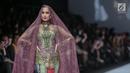 Model memperagakan busana rancangan Anne Avantie yang bertajuk Badai Pasti Berlalu pada perhelatan Jakarta Fashion Week 2019 di Senayan City, Selasa (23/10). (Liputan6.com/Faizal Fanani)