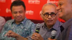 Guru Besar Universitas Pertahanan Indonesia, Prof. Dr. Drs. Salim Said. MA, MAIA saat menjadi pembicara dalam diskusi bertajuk "Mengapa Teror Jakarta Tak Mampu Meneror Kita?" di Jakarta, Sabtu (15/1). (Liputan6.com/Faizal Fanani