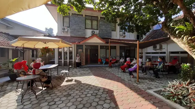 Tenda untuk pasien yang hendak diperiksa di RSHS Bandung itu didirikan di luar ruang pendaftaran rawat jalan.