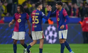 Bek Barcelona asal Prancis, Jules Kounde, bek Barcelona asal Spanyol, Gerard Martin, dan bek Barcelona asal Uruguay #04, Ronald Federico Araujo da Silva, bereaksi setelah Liga Champions UEFA Pertandingan sepak bola leg kedua perempat final antara BVB Borussia Dortmund dan FC Barcelona di Dortmund, Jerman Barat pada 15 April 2025. (Pau BARRENA/AFP)