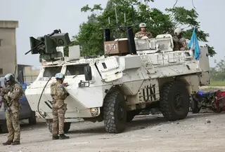 Otoritas Lebanon melaporkan sekitar 2.020 orang tewas akibat serangan Israel sejak konflik meningkat, Maret 2026. Tampak dalam foto, Kontingen Prancis dari Pasukan Sementara Perserikatan Bangsa-Bangsa di Lebanon (UNIFIL) berpatroli di daerah tersebut saat warga yang mengungsi kembali ke rumah mereka di wilayah Al-Qasmiyeh, Lebanon Selatan, pada Sabtu 18 April 2026. (MAHMOUD ZAYYAT/AFP)