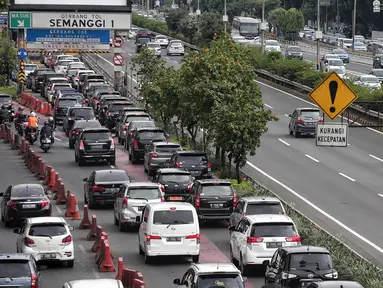 Sejumlah kendaraan melintasi tol dalam kota di kawasan Semanggi, Jakarta, Rabu (13/2). PT Jasa Marga Tbk (persero), mengumumkan akan melakukan penyesuaian tarif untuk 15 ruas jalan tol tahun 2019. (Liputan6.com/Faizal Fanani)