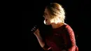 Aksi Adele menghibur penonton di 58 Grammy Awards di Los Angeles, California (15/2). Adele tidak masuk nominasi Grammy Awards 2016, namun album baru keduanya berhasil merebut hati pecinta musik di dunia. REUTERS/Mario Anzuoni)