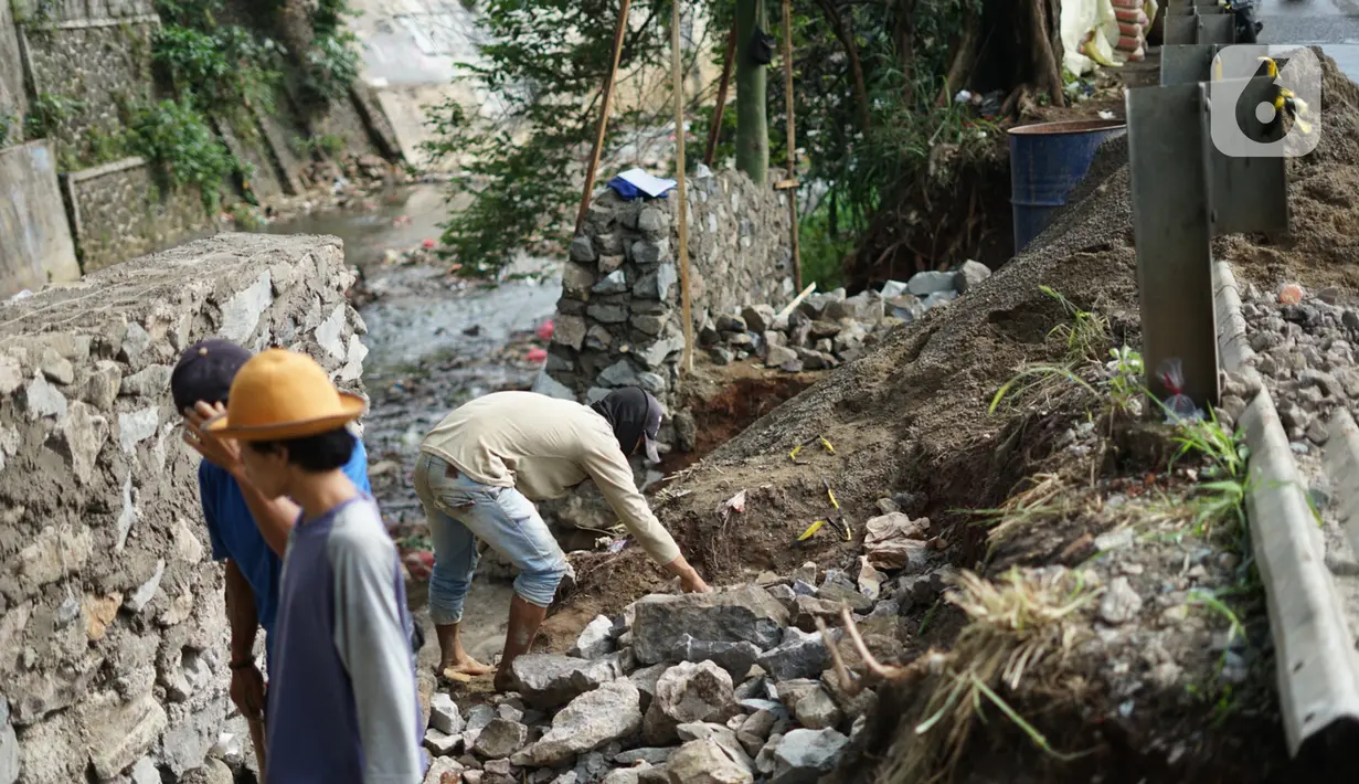 Pekerja menyelesaikan pembangunan turap di dinding Kali Tanah Baru, Depok, Jawa Barat, Kamis (3/12/2020). Pembangunan turap dilakukan guna mencegah tanah longsor yang terjadi di sejumlah titik di sepanjang bantaran Kali Tanah Baru tersebut. (Liputan6.com/Immanuel Antonius)