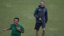 Gelandang Timnas Indonesia, Evan Dimas, bercanda dengan pelatih fisik, Miguel Gandia, usai latihan di Stadion UKM, Selangor, Sabtu (19/8/2017). Evan kalah saat bermain crossbar dengan Miguel. (Bola.com/Vitalis Yogi Trisna)