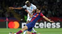 Bek muda Barcelona, Pau Cubarsi, berusaha menghentikan laju bomber Napoli, Victor Osimhen, dalam laga leg kedua 16 besar Liga Champions di Estadi Olimpic Lluis Companys, Rabu (13/3/2024) dini hari WIB. Pertandingan berakhir dengan kemenangan 3-1 untuk Barcelona yang lolos ke perempat final dengan agregat 4-2. (LLUIS GENE / AFP)