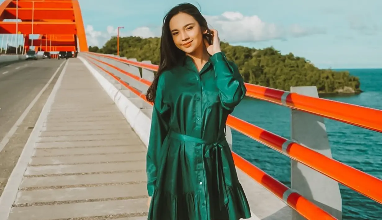 Selain bersuare emas, penyanyi jebolan ajang pencarian bakat Indonesian Idol ini punya gaya penampilan menarik. Apalagi saat berlibur, ia memilih tampil santai dan tak berlebihan. Meski terkesan simpel, Lyodra Ginting tetap terlihat stylish.(Liputan6.com/IG/@lyodraofficial)