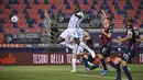 Striker Inter Milan, Romelu Lukaku, mencetak gol ke gawang Bologna pada laga Serie A di Stadion Renato Dall'Ara, Sabtu (3/4/2021). Inter Milan menang dengan skor 1-0. (Massimo Paolone/LaPresse via AP)