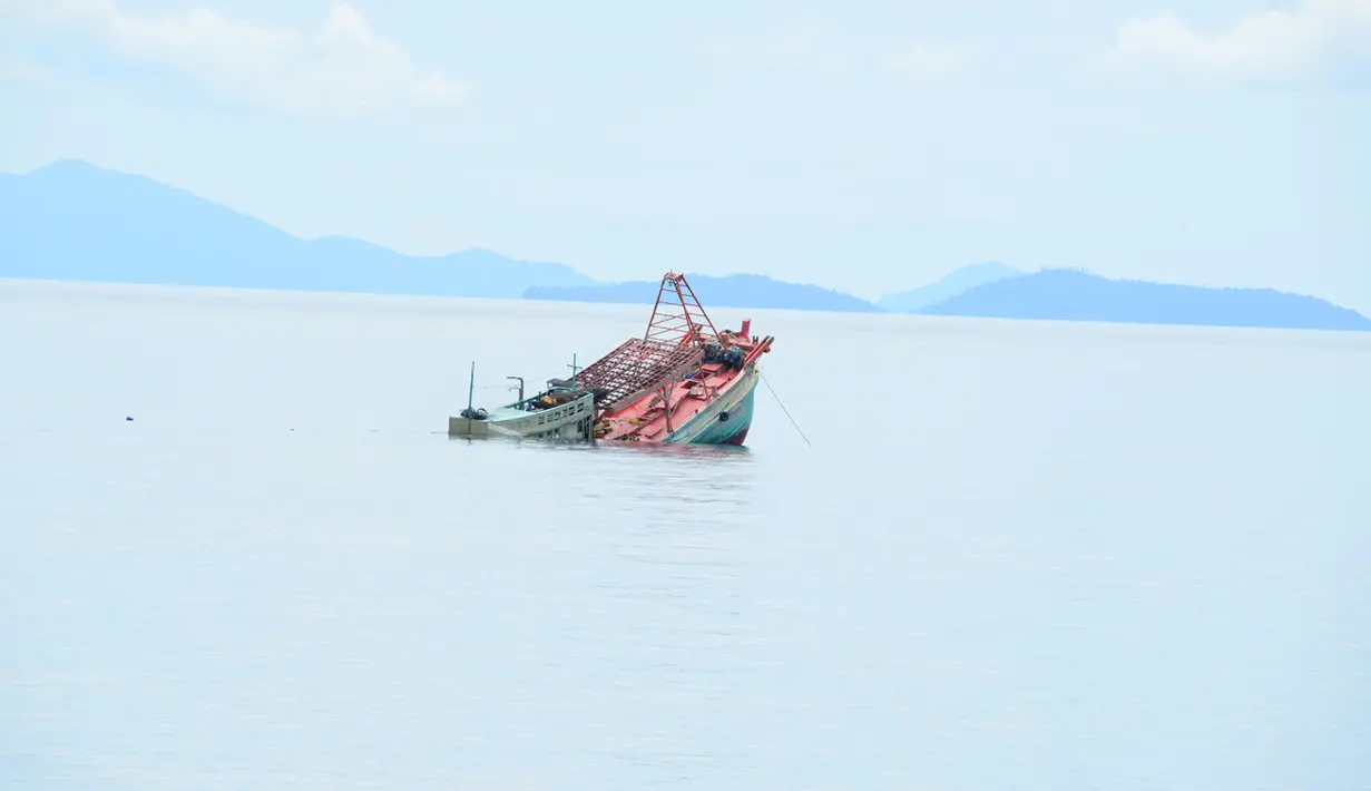  Penghancuran kapal ini sesuai perintah Presiden Jokowi untuk  menenggelamkan  kapal asing pencuri ikan di wilayah laut Indonesia, Kepulauan Riau, Jumat (5/12/2014). (Dokumentasi Puspen TNI)