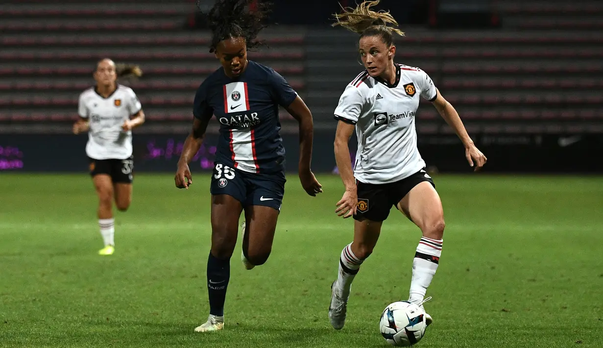 Pemain MU, Ona Batlle (kanan) mengontrol bola dibayangi pemain PSG, Baby-Jordy Benera dalam pertandingan semi final Women's French Cup 2022. (AFP/Valentine Chapuis)