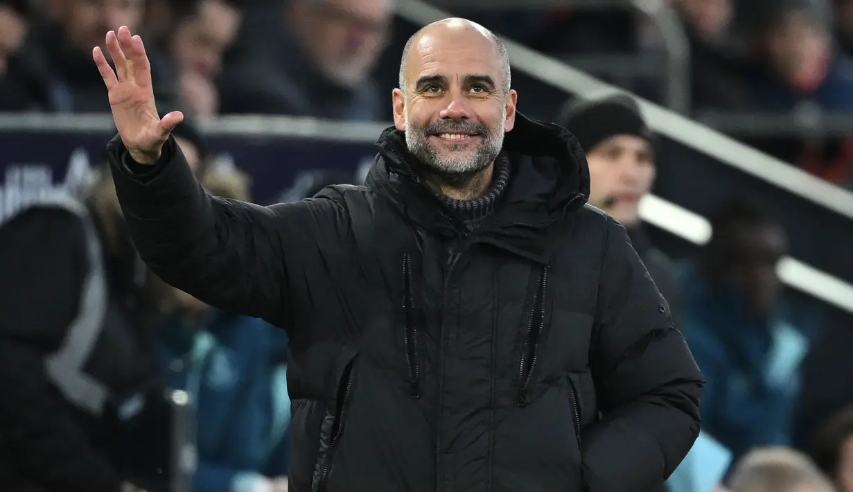 Pelatih Manchester City, Pep Guardiola saat ini tengah menjalani musim ke-8 menangani The Citizens di Premier League musim 2023/2024. Ia mulai mengarsiteki Manchester City setelah meninggalkan Barcelona pada awal musim 2016/2017 menggantikan posisi Manuel Pellegrini. (AFP/Justin Tallis)