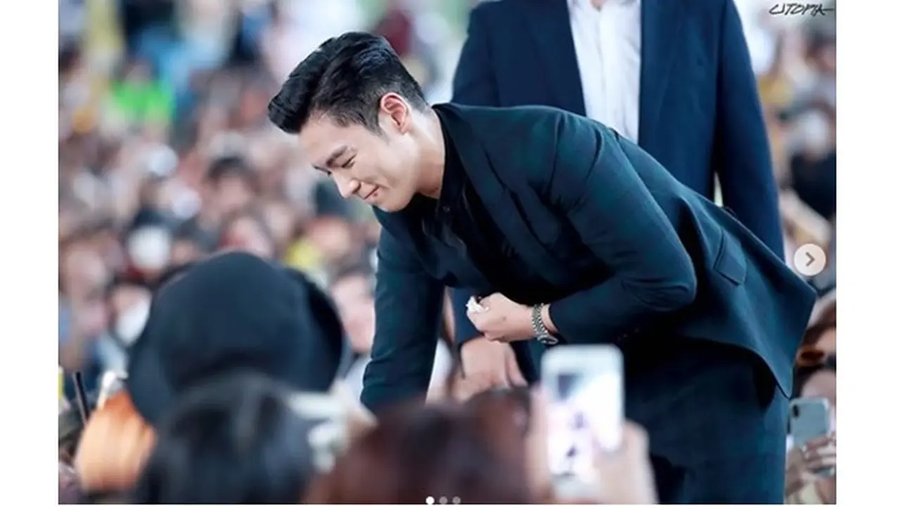 Kelabuhi Awak Media, Ini 7 Potret T.O.P Big Bang Saat Temui Fans Usai Wamil