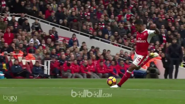 VIDEO: Tendangan Walcott Digagalkan Tiang Gawang Tottenham