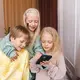 Gen Z menghadapi tantangan baru ketika menjadi orang tua karena anak tumbuh berdampingan dengan internet, mulai dari penggunaan teknologi hingga berbagai risiko di ruang digital. (Foto/Dok: Pexels)