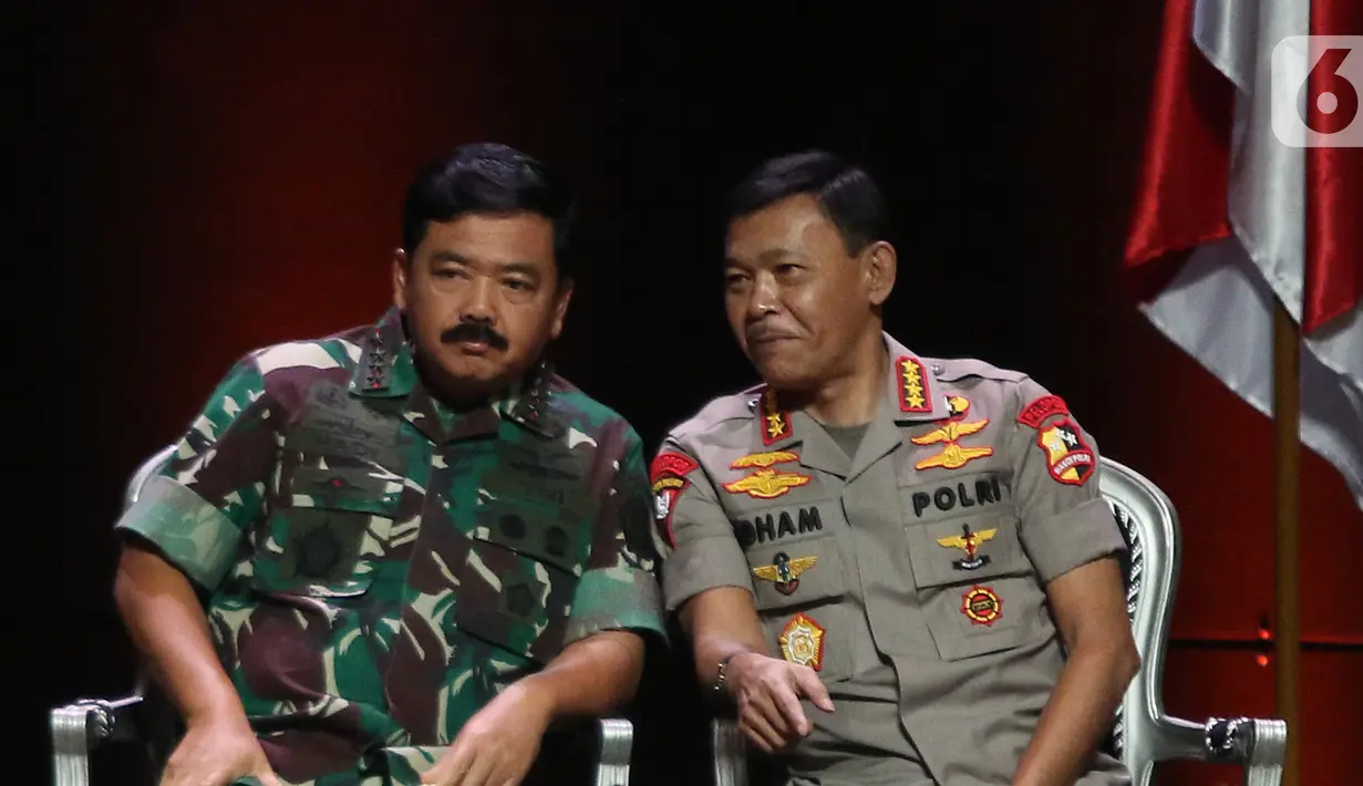 Kapolri Jenderal Pol Idham Aziz (kanan) dan Panglima TNI Marsekal TNI Hadi Tjahjanto (kiri) berbincang saat diskusi panel VIII Rakornas Indonesia Maju antara Pemerintah Pusat dan Forum Koordinasi Pimpinan Daerah (Forkopimda) di Bogor, Jawa Barat, Rabu (13/11/2019). (Liputan6.com/Herman Zakharia)