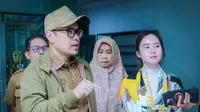 Wakil Wali Kota Pilar Saga Ichsan merespons dugaan laporan adanya pungutan liar (pungli) yang dilakukan pihak sekolah SDN Ciater 2 kepada siswanya. (Liputan6.com/Pramita Tristiawati).