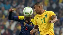 Aksi berebut bola antara pemain Brasil, Wallance (kanan) dengan pemain Kolombia, Jefferson Lerma di Perempat Final Sepakbola Olimpiade Rio 2016, Sabtu (13/8). Brasil menang dengan skor 2-0. (REUTERS / Paulo Whitaker)