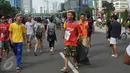 Seorang warga menjalani hukuman untuk memunguti sampah di kawasan Bundaran HI, Jakarta, Minggu (24/4).Selain denda uang, pria ini bisa menggantikannya dengan membersihkan sampah dengan sekantong plastik besar. (Liputan6.com/ Gempur M Surya)