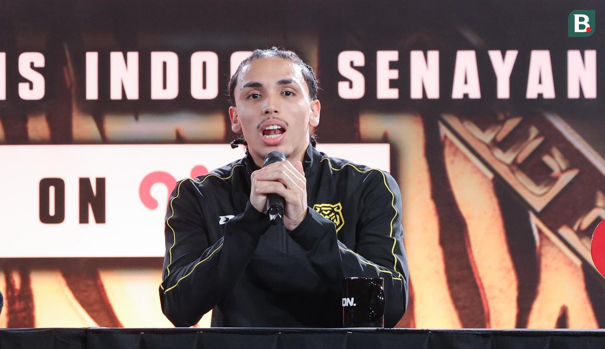 Petarung Malaysia, Putra Abdullah, saat jumpa pers Byon Combat Showbiz Vol. 6: Indonesia vs Malaysia II di Tennis Indoor Senayan, Jakarta, Jumat (21/11/2025). (Bola.com/M Iqbal Ichsan)