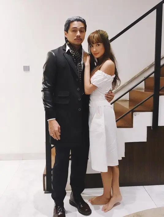 Hadir bersama Deva, Mikha Tambayong kenakan off shoulder warna putih dengan rambut brunette. [@miktambayong]