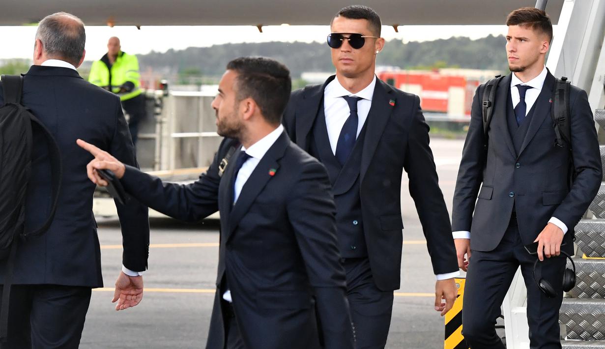 Bintang Portugal, Cristiano Ronaldo, saat tiba di Bandara Zhukovsky, Moskow, Sabtu (9/6/2018). CR 7 akan berjuang bersama Portugal pada ajang Piala Dunia 2018 Rusia. (AFP/Yuri Kadobnov)